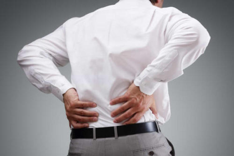 Đau cột lưng cấp tính không nguy hiểm nhưng ảnh hưởng nghiêm trọng đến sinh hoạt và khả năng làm việc